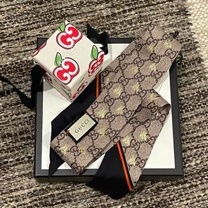 GG BEES SILK NECK BOW